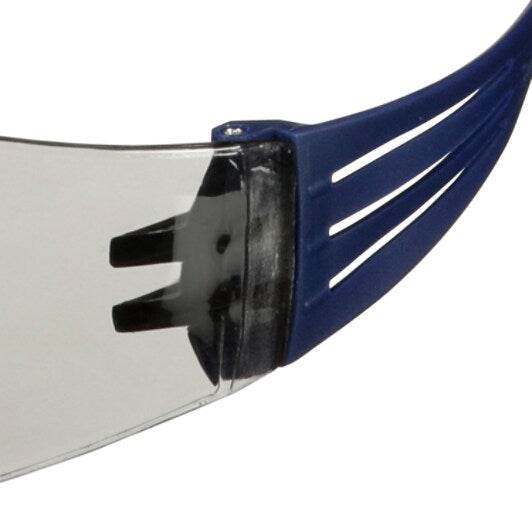 3M™ SecureFit™ 100 Veiligheidsbril, blauw montuur, antikras/anticondens, lichtgrijze lens voor binnen/buiten, SF107AF-BLU-EU, 20/doos